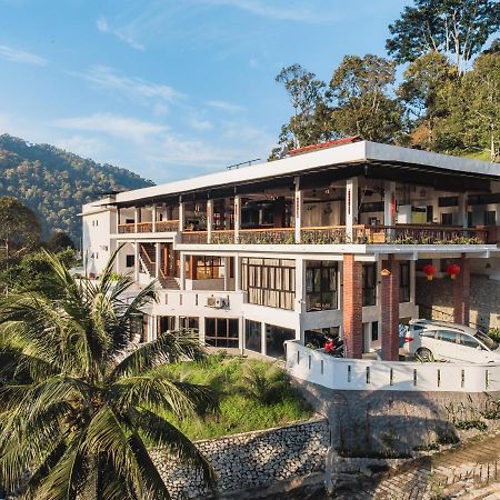 Ellin Forest Karaoke & Pool Resort Bukit Tinggi Bentong Exteriör bild