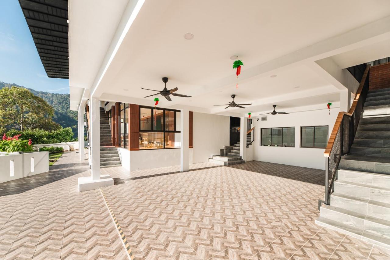 Ellin Forest Karaoke & Pool Resort Bukit Tinggi Bentong Exteriör bild