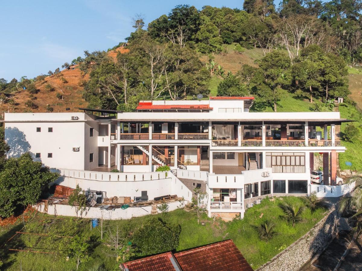 Ellin Forest Karaoke & Pool Resort Bukit Tinggi Bentong Exteriör bild