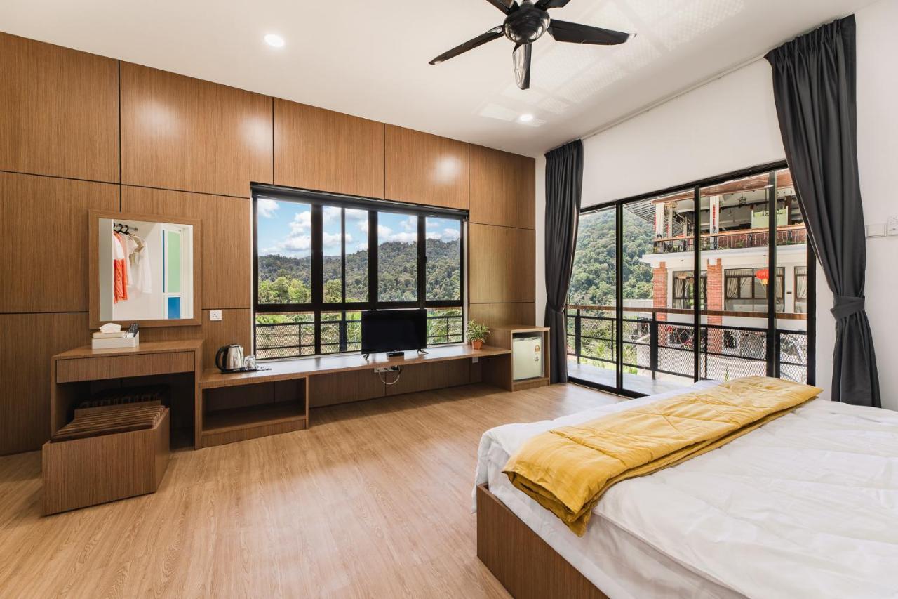 Ellin Forest Karaoke & Pool Resort Bukit Tinggi Bentong Exteriör bild