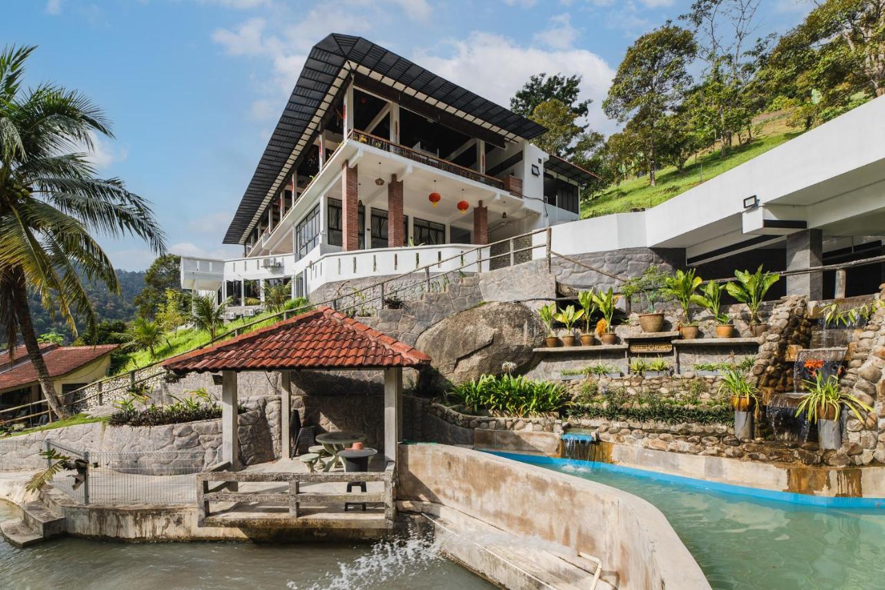 Ellin Forest Karaoke & Pool Resort Bukit Tinggi Bentong Exteriör bild