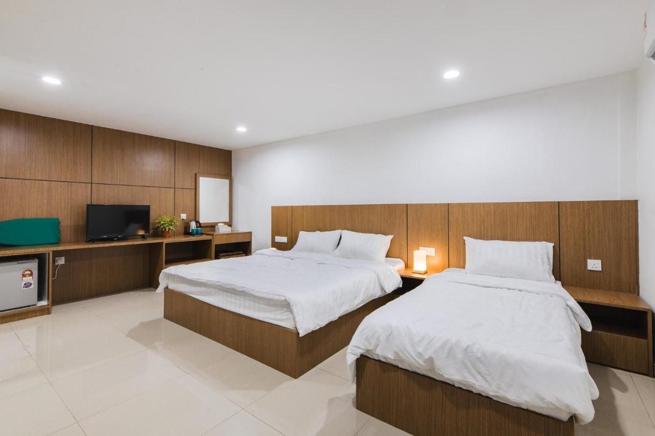 Ellin Forest Karaoke & Pool Resort Bukit Tinggi Bentong Exteriör bild