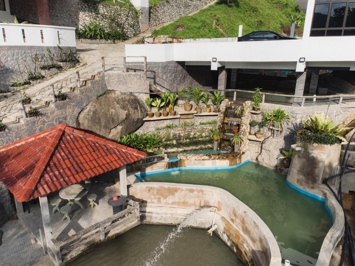 Ellin Forest Karaoke & Pool Resort Bukit Tinggi Bentong Exteriör bild