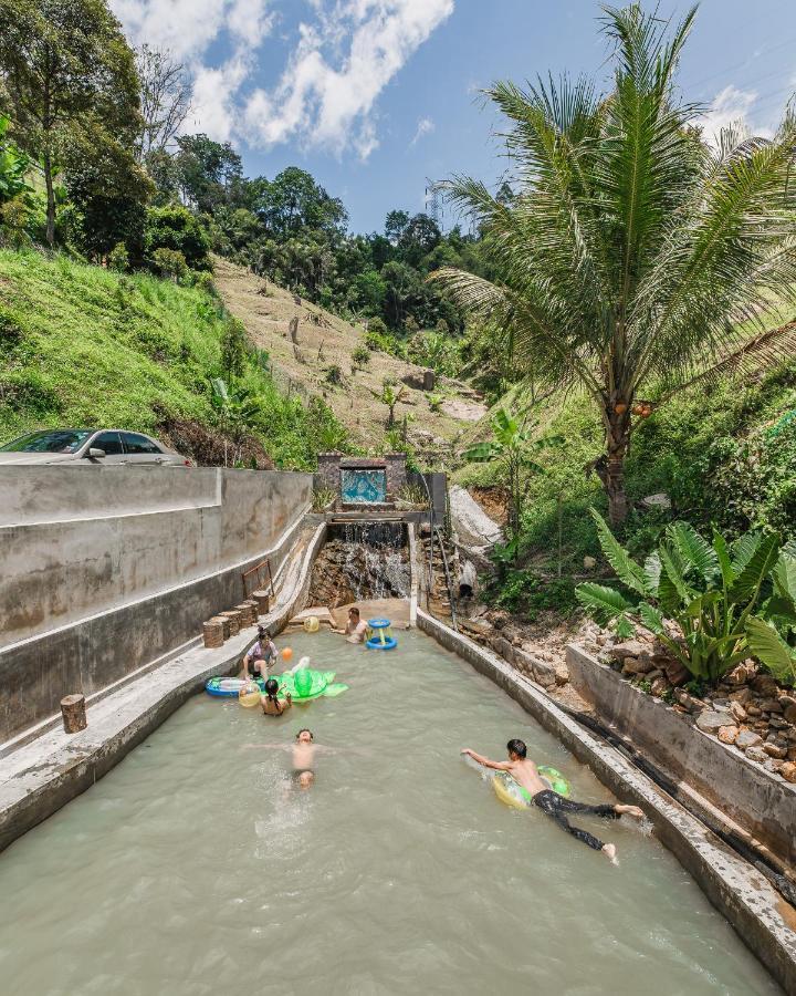 Ellin Forest Karaoke & Pool Resort Bukit Tinggi Bentong Exteriör bild