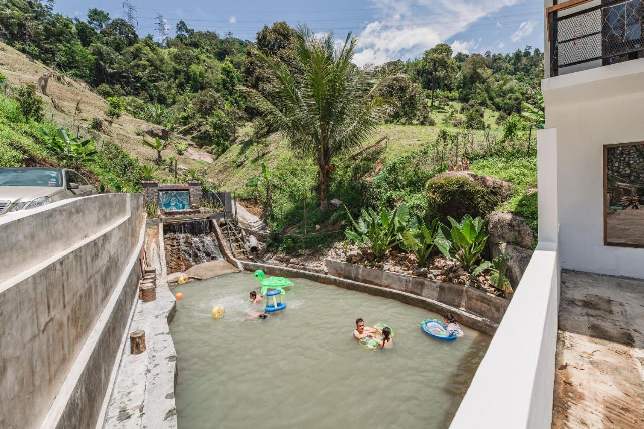 Ellin Forest Karaoke & Pool Resort Bukit Tinggi Bentong Exteriör bild